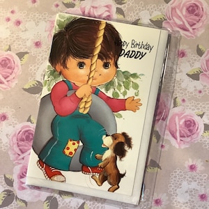 FABULOSO cartão de aniversário vintage/retro dos anos 1970 "Feliz Aniversário, Papai" - Design fofo de menino e cachorro - Verso doce - Papai amoroso vintage