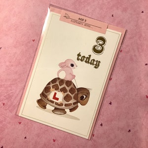 Cartão de aniversário RARO vintage por volta dos anos 1970 '3 hoje' com um adorável design de animal rosa e tartaruga - cartão nostálgico divertido para valorizar
