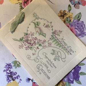 UITERST ZELDZAAM Circa jaren 1940 ondertekend Vintage 'Gefeliciteerd met uw zilveren bruiloft' kaart PRACHTIGE bloemen, klokken ontwerp & lint - zoet vers
