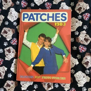 ZELDZAME Vintage 'Jaarlijkse Patches 1983' in hardcover verzamelboek fantastische retro/kitsch verjaardagscadeau - nostalgie uit de kindertijd - jaarlijks verzamelobject