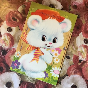 Cartão EXTREMAMENTE RARO Vintage Circa 1960s 'Feliz Aniversário' - Adorável, Fofo Urso Kitsch e Design Floral - Verso Doce - Cartão Amante da Nostalgia