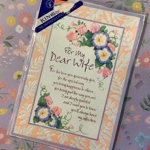 Vintage/Retro Circa jaren 1990 'For My Dear Wife' Verjaardagskaart - Zeer mooi bloemmotief met sentimenteel vers - Woorden van genegenheid kaart