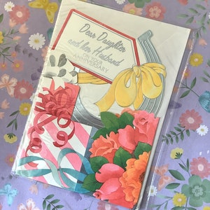 Tarjeta vintage/retro rara de los años 70: "Querida hija y su esposo en su aniversario" - Bonito diseño floral/de herradura recortado - Amantes del estilo retro