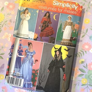 Könnte beinhalten: Ein Simplicity-Schnittmusterpaket für Kostüme für Damen. Das Paket enthält Illustrationen verschiedener Kostümideen, darunter ein Engel, ein Pirat, eine Prinzessin und eine Hexe. Das Paket ist mit der Nummer 2847 und Größenoptionen gekennzeichnet.