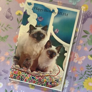 RARO retrò/vintage circa anni '60 'Happy Birthday MUM' Biglietto fotografico - Splendida foto di gatto siamese - Versetto adorabile - Biglietto di compleanno per amante dei gatti/Kitsch