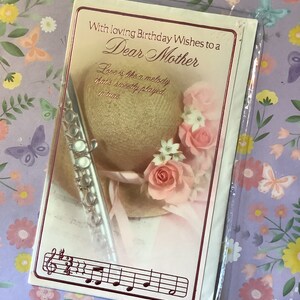 Cartão de aniversário vintage da 'Mãe' dos anos 80 com tema musical e floral - Design super retrô - Verso doce - Cartão Kitsch - Cartão para amante da música