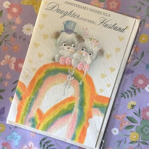 Splendido e RARISSIMO biglietto d'auguri vintage/retrò degli anni '70 circa "Auguri di anniversario a una figlia e a suo marito" - Cani carini e design arcobaleno - Amanti del retrò
