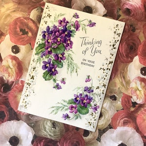 Extrêmement RARE vers les années 1950 Carte « Thinking of You on Your Birthday » - Superbe motif floral violet - Décoré à l'intérieur avec une douce salutation