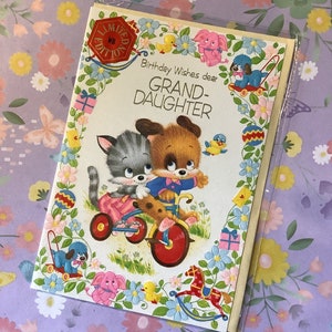 Cartão RARE Vintage Circa 1970 Limited Edition 'Desejos de aniversário, querida neta' Gato e cachorro fofos em um design de três ciclos - Cartão de amante retrô