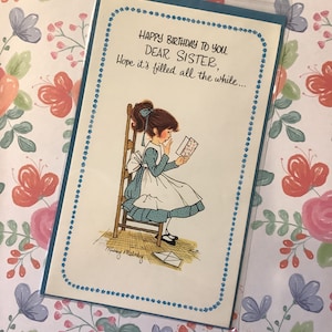 RARE vintage/rétro vers les années 1970 Happy Birthday To You Dear Sister Carte Quatre volets Jolie Holly Hobbie Style Girl Design Conçu par Missy Melody