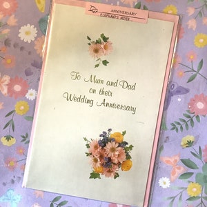 Preciosa tarjeta vintage/retro rara de la década de 1970 'Para mamá y papá en su aniversario de bodas' -Tarjeta fotográfica floral retro - Pareja amorosa vintage