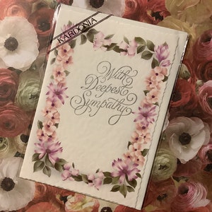 Carte « With Deepest Sympathy » vintage des années 1960 RARE et non écrite avec un beau design floral et un message simple - Carte de qualité par Kardonia