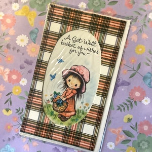 EXTRÊMEMENT RARE Vers les années 1960 Inutilisé « Un panier de souhaits pour vous - » Get Well Soon Card - Holly Hobbie Style Cute Little Girl Design