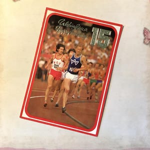 RARO cartão fotográfico retrô vintage de 15º aniversário dos anos 1970 com imagem de corrida/atletismo - Cartão divertido e nostálgico - Verso doce - Um cartão descolado para guardar