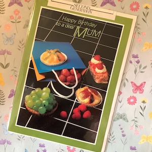 ZELDZAME Circa jaren 1980 'Happy Birthday to a dear Mum' Retro Photo Card met een Cake Thema - Cake Loving Mum Card - 80s Retro Fan Mum -Nostalgie