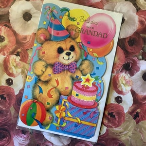Cartão RARE Vintage/Retro Circa 1980 'Happy Birthday Dear Grandad' com lindo design de urso e bolo - Nostalgia/Vintage Fan Grandad - Sweet Verse