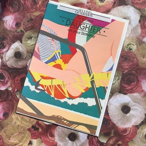 RARE Circa 1980s Vintage ‘Para uma querida filha no seu aniversário’ Design ‘Lady on the Beach’ - Retro/Holiday Loving Daughter - Cartão de qualidade