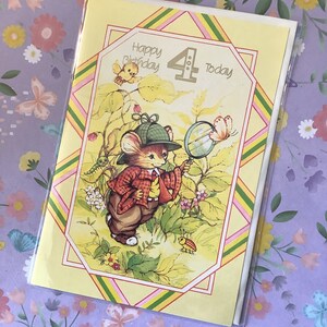 RARA cartolina vintage/retrò degli anni '80 circa con 'Buon compleanno per oggi' - Graziosa cartolina con un topo in stile 'Sherlock Holmes' - Divertente e nostalgica - Versetto carino