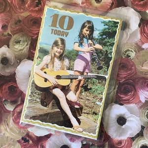 FABULOUS Rare Vintage Circa 1970 '10 Today' Biglietto fotografico per compleanno retrò di una coppia di ragazze che suonano strumenti musicali - Biglietto per amante della musica