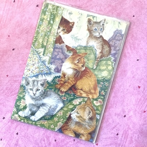 RARO cartão de aniversário vintage por volta dos anos 1990 com gatos ADORÁVEIS sentados em um design de cama - Cartão de aniversário para amantes de gatos - Um cartão nostálgico para enviar ou emoldurar