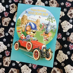 Cartão de aniversário vintage EXTREMAMENTE RARO, tamanho A4, da década de 1970, para filho, com um urso divertido e FANTÁSTICO em um design clássico de carro de corrida - Amante do Reino Unido