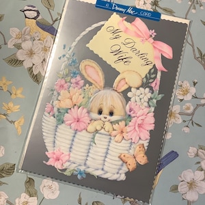 ZELDZAME vintage/retro verjaardagskaart 'My Darling Wife' uit circa jaren 1970 AANBIDDELIJK konijn zat in een mooie mand met bloemen - zoet vers erin