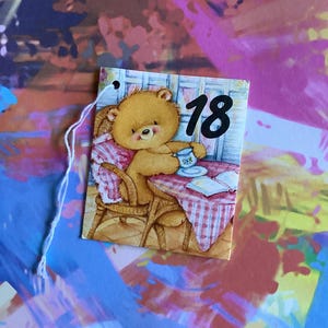 Etiqueta de presente de aniversário de 18 anos vintage rara por volta dos anos 1990 - Design fofo de ursinho de pelúcia - Cartãozinho divertido para guardar - Etiqueta de presente nostálgica - Vendida individualmente