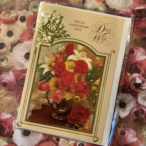 RARO IMPRESIONANTE Original Vintage/Retro Circa 1970s Tarjeta 'Aniversario especial Amor Querida Esposa' con hermoso verso - Tarjeta fotográfica bastante floral