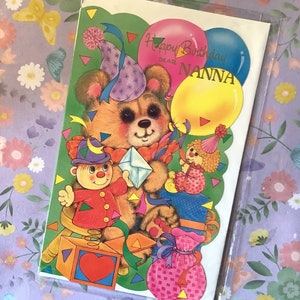 Cartão RARE Vintage/Retro Circa 1980 'Happy Birthday Dear Nanna' com design fofo de urso e brinquedos - Nostalgia/Vintage Lover Nanna - Sweet Verse