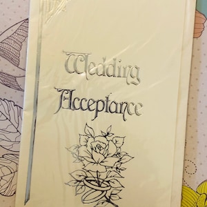 TRES RARE carte d&#39;acceptation de mariage vintage originale des années 1970 - SUPERBE design floral en relief argenté - mariage de style vintage