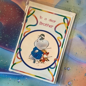 Cartão de aniversário RARO e incomum vintage dos anos 1970 'Para um querido irmão' - divertido, retrô 'Busking Hippo and Cat Design - cartão de irmão para violino/tocador de música