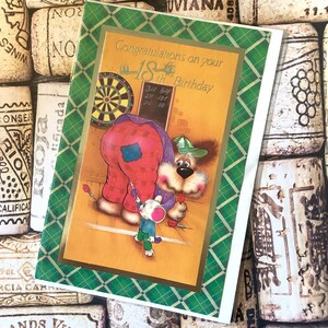 RARO biglietto d'auguri vintage/retrò anni '70 circa "Congratulazioni per il tuo 18° compleanno" - Kitsch/Super carino con cane e topo che giocano a freccette - Biglietto divertente
