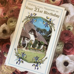 RARO cartão vintage da década de 1970 "Desejando toda a felicidade no seu 21º aniversário" IMPRESSIONANTE cartão de fotos com casa de palha retrô e lindo jardim floral