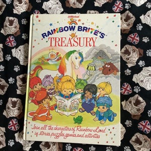 RARE Vintage 1986 'Rainbow Brite's Treasury' Buch in Hardcover - Voller kurzer Geschichten & Things To Do and Make - 80er Jahre Nostalgie -1 Puzzle Fertig