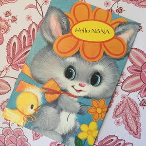 Cartão de aniversário EXTREMAMENTE RARO vintage por volta dos anos 1960 'Hello NANA' - Adorável design fofo de coelho e patinho - Verso doce - Cartão de amante de nostalgia