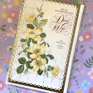 RARO IMPRESIONANTE Original Vintage/Retro Circa 1970s Tarjeta 'Aniversario especial Amor Querida Esposa' con hermoso verso -Diseño floral bastante amarillo