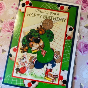 Cartão RARO Vintage/Retrô Circa 1970 'Desejando a você um Feliz Aniversário' - Design de Tigre Jogando Futebol - Cartão Divertido e Nostálgico para um Amante de Futebol