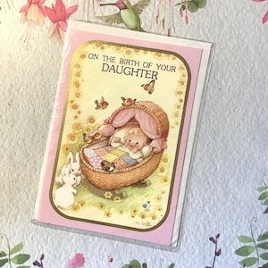 RARA cartolina vintage degli anni '70 circa "Per la nascita di tua figlia" - Design super carino con bambina e animali - Versetto dolce - Cartolina per amanti del vintage