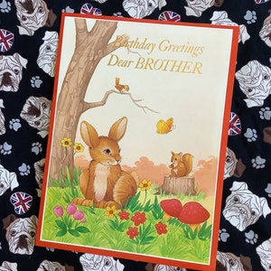 RARO cartão grande A4 vintage, por volta dos anos 1970, "Saudações de aniversário, querido irmão", coelho fofo e esquilo em um design de floresta - nostálgico - verso doce