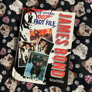 ヴィンテージ 1989 公式 007 ファクト ファイル - ジェームズ ボンド。リチャード ホリス著ハードカバー本 - アクション満載の写真 100 枚以上 - ボンド ファンへのギフト