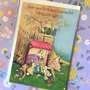 EXTREMAMENTE RARO Vintage Circa 1960s 'Espero que sua neta maravilhosa de aniversário' cartão - Adorável design de casa de família de coelho - Sweet Verse
