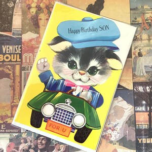 Cartão RARE True Vintage/Retro Circa 1960 'Feliz Aniversário FILHO' Bonito Gato de Olhos Grandes em um Design de Carro - Verso Doce - Cartão de Filho Amante de Gato - Kitsch