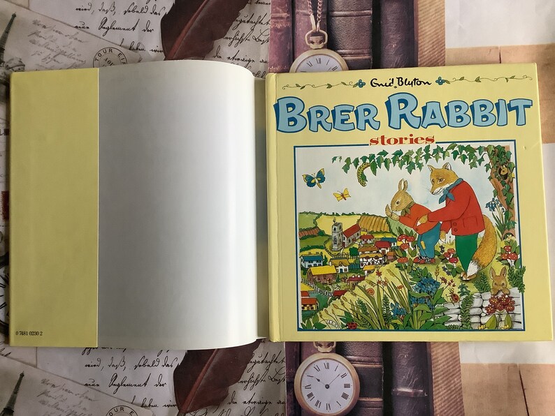 Op de afbeelding: Een geel en wit boek met de titel "Brer Rabbit stories" van Enid Blyton. De omslag toont een kleurrijke illustratie van een vos en een konijn in een bosrijke omgeving.