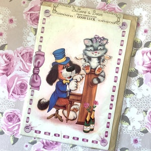 RARA cartolina vintage/retrò inutilizzata degli anni '70 circa "Buona fortuna" - Grazioso design con gatto e cane - Una cartolina con bottoni e fiocchi di Simon Elvin - Design super retrò