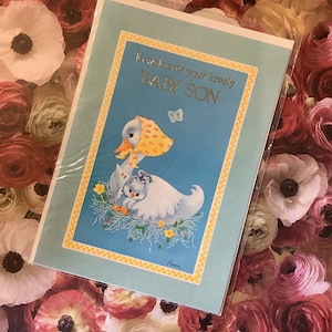 RARE carte vintage/rétro vers les années 1980 « Pour accueillir votre adorable fils de bébé » Adorable maman canard et conception de bébé caneton - doux voeux - nostalgie