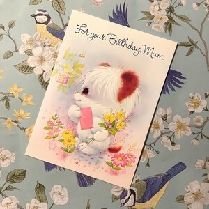 RARA cartolina vintage degli anni '70 circa "Per il tuo compleanno, mamma" - Adorabile cane kitsch, ape e grazioso motivo floreale - Dolce verso - Fan della nostalgia