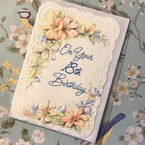 RARA cartolina vintage degli anni '90 circa "Per il tuo 18° compleanno" - Cartolina sagomata con uno splendido motivo floreale in rilievo - Una cartolina da conservare - Cartolina con versi dolci