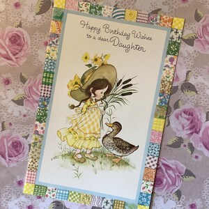 RARE Vintage/Retro por volta dos anos 1970 'Feliz aniversário para uma querida filha' Design super fofo de menina e pato - cartão desenhado por A. Noel