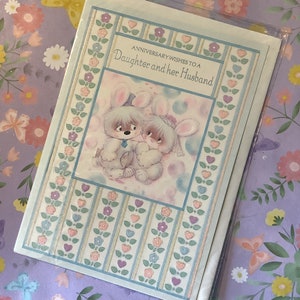 Lindo cartão RARO vintage/retro da década de 1970 com desejos de aniversário para uma filha e seu marido - design fofo de casal de noivos com coelhos