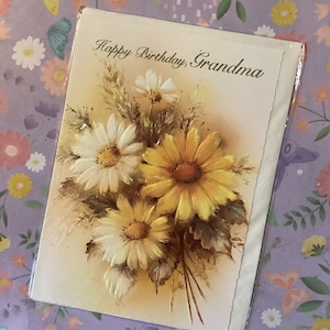 RARE vintage des années 60, superbe carte d'anniversaire « Joyeux anniversaire, grand-mère » - joli motif floral en relief jaune - beau vers - nostalgique